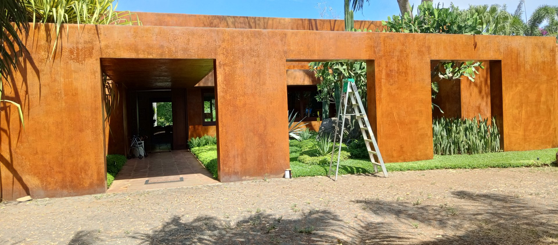 Muros exteriores con acabado de estuco terracota