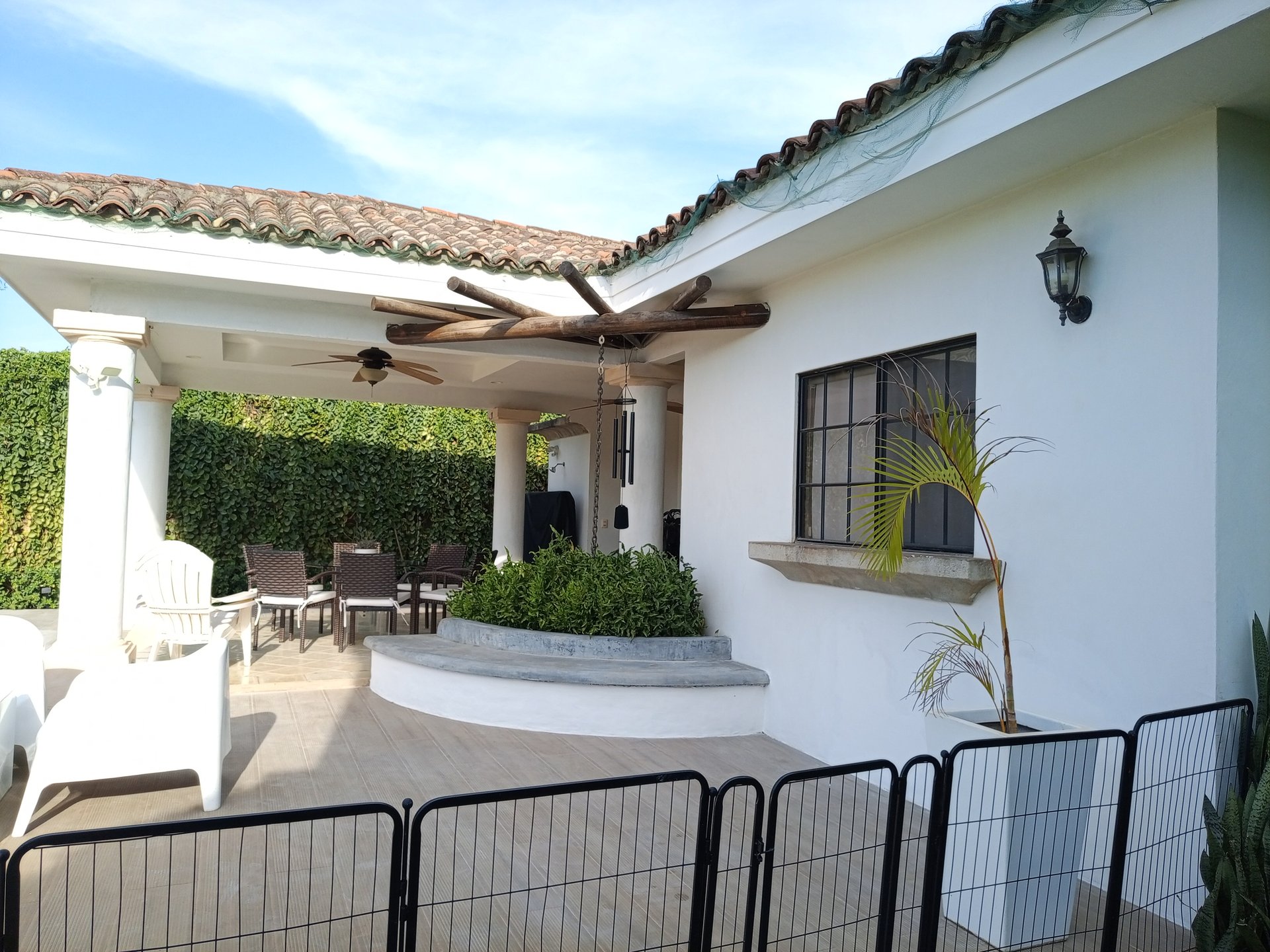 Paredes exteriores de estuco blanco en terraza residencial