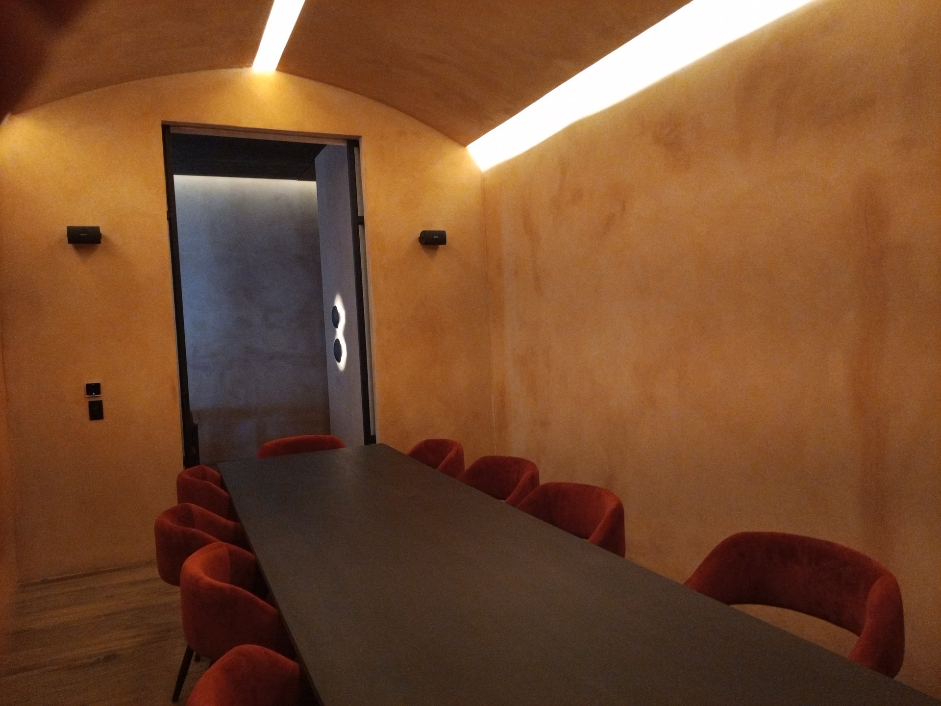 Acabado de estuco en paredes interiores con iluminación cálida