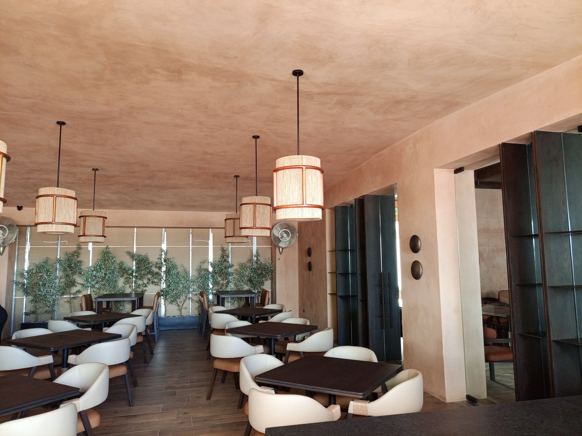 Acabados de estuco en el interior de un restaurante en Nicaragua