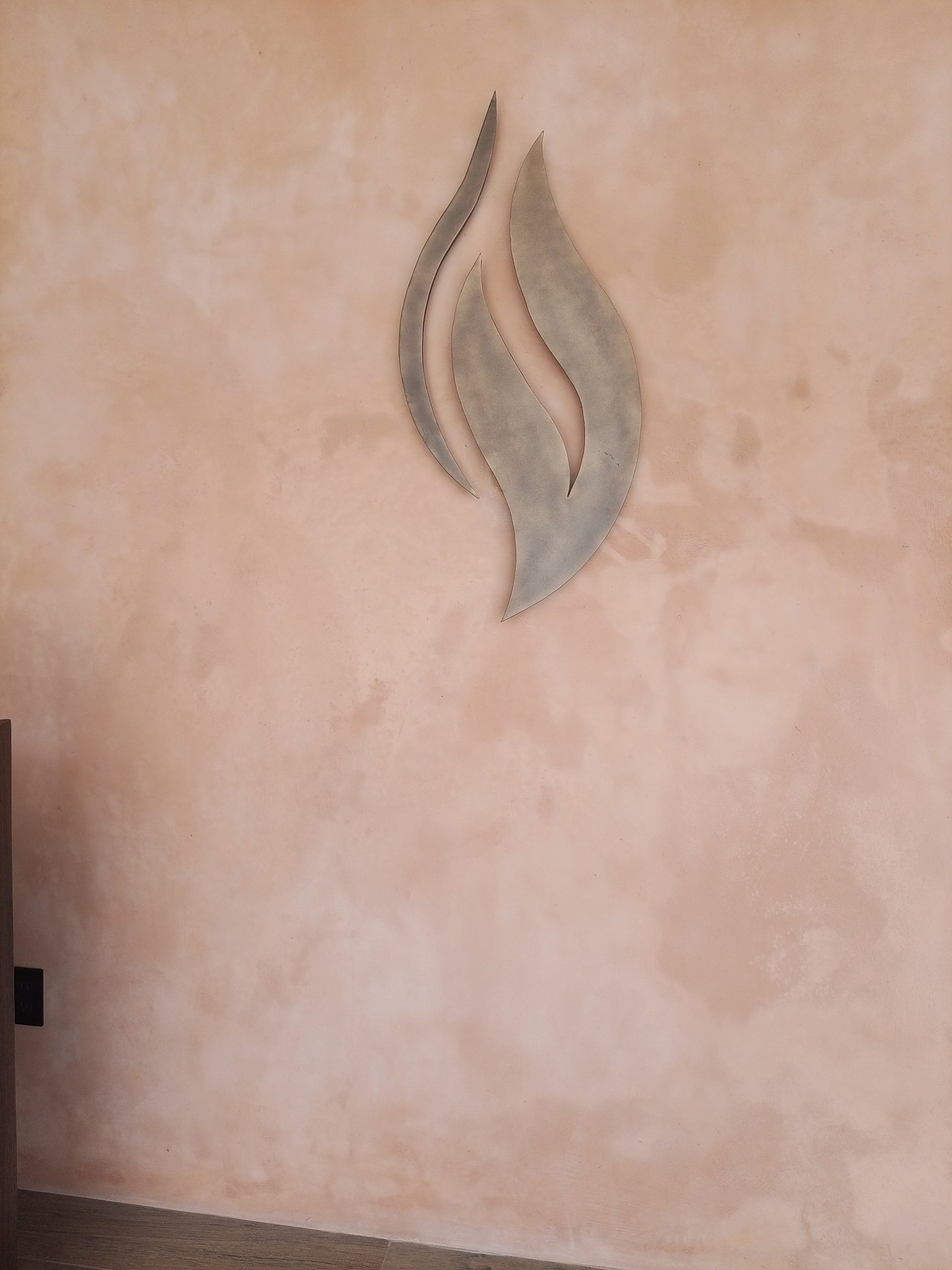 Detalle de textura de estuco en una pared de tono claro